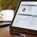 Equipo revisando la implementación de un CRM en una empresa — pizarrón con proceso y datos de clientes