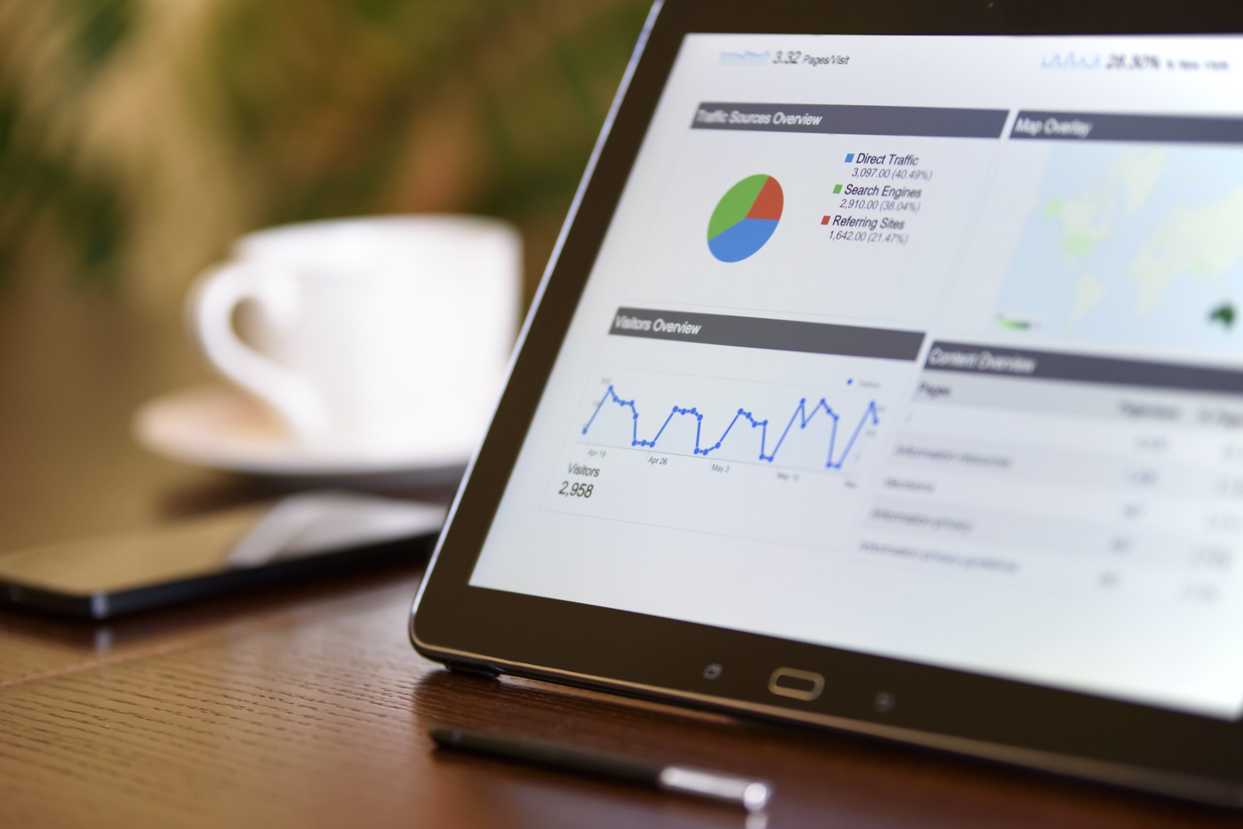 Equipo revisando la implementación de un CRM en una empresa — pizarrón con proceso y datos de clientes